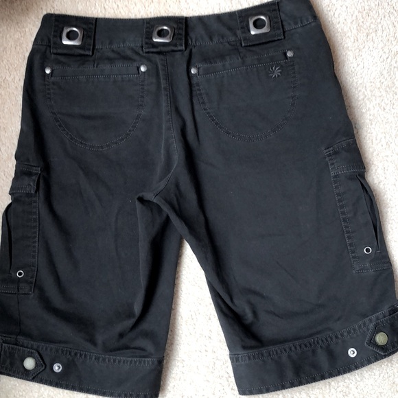 Athleta Kickit Cargo Bermuda shorts. In good condition! Size 2. - Picture 2 of 7